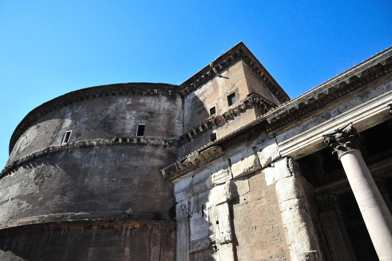 Via_della_Minerva-Pantheon-Lato_esterno destro