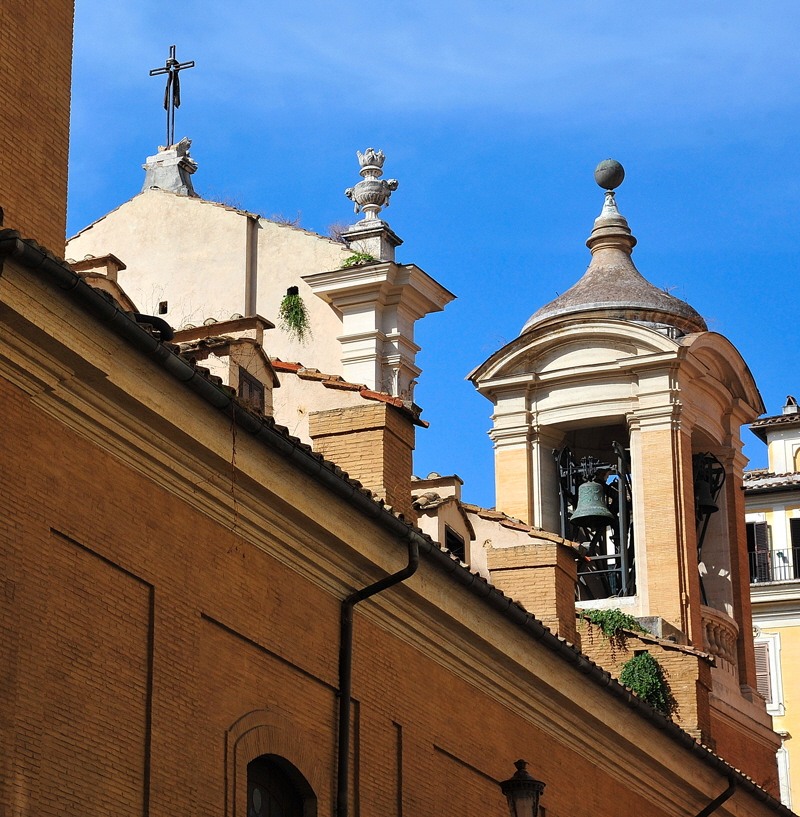 Via_in_Aquiro-CampanildS_Maria_in_Aquiro