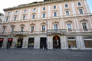 Piazza_S_Lorenzo_in_Lucina-Palazzo_al_n_1