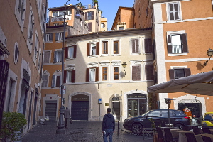 Piazza_S_Lorenzo_in_Lucina-Palazzo_al_n_21
