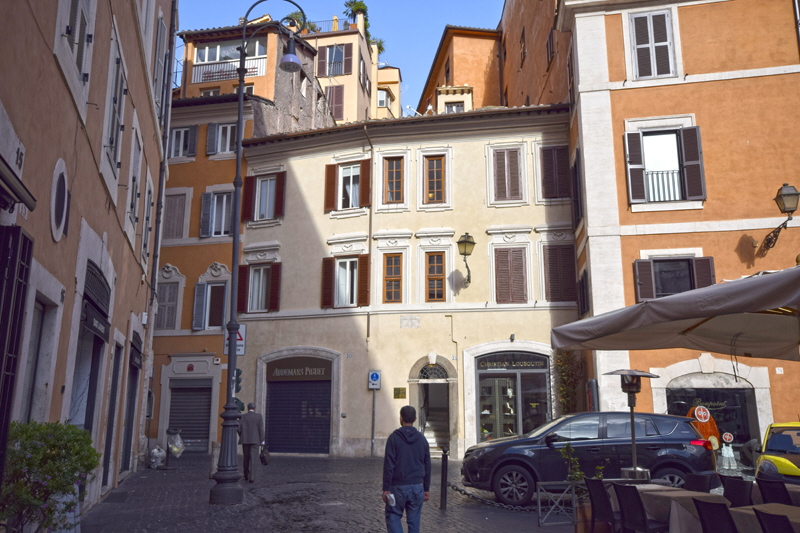 Piazza_S_Lorenzo_in_Lucina-Palazzo_al_n_21