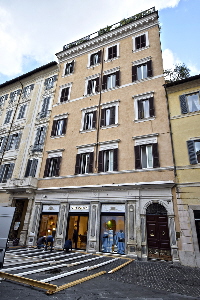Piazza_S_Lorenzo_in_Lucina-Palazzo_al_n_37