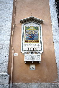 Piazza_S_Lorenzo_in_Lucina-Palazzo_al_n_6-Edicola
