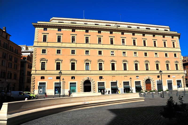 Piazza_S_Silvestro-Palazzo_Marignoli