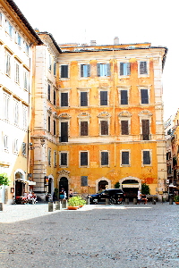 Piazza_di_Pietra-Collegio dei Bergamaschi (2)