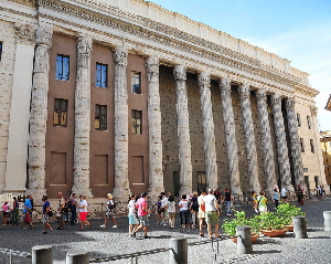 Piazza_di_Pietra-Tempio_di_Adriano (8)