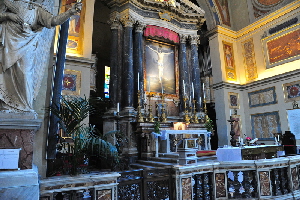 Piazza_di_S_Lorenzo_in_Lucina-Chiesa_omonima-Altare_Maggiore (2)