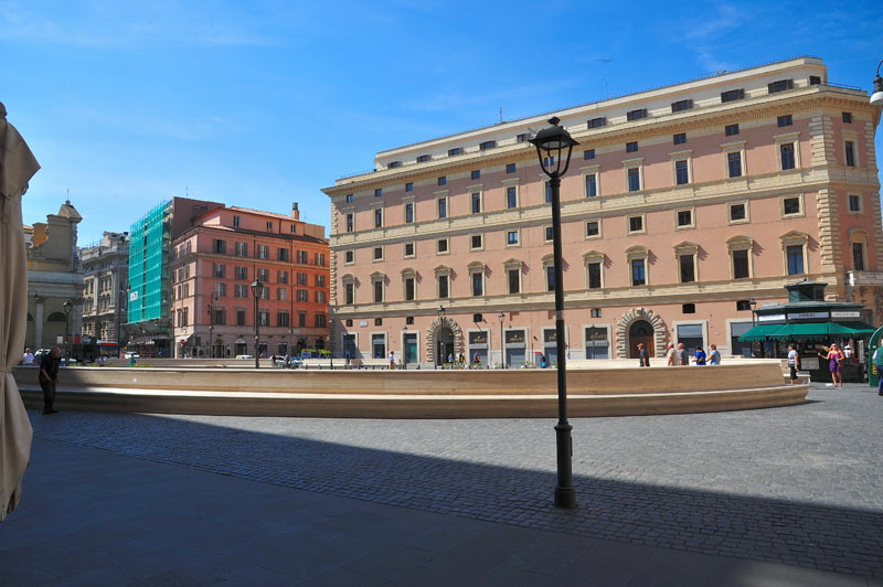 Piazza_di_S_Silvestro_in_Capite-Palazzo_Marignoli