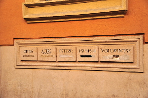 Via_della_Vite-Lato_posteriore_della_posta-buche-delle-lettere