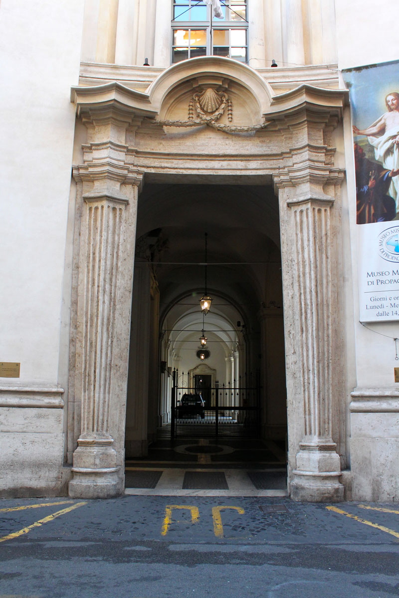 Via_di_Propaganda_Fide-Palazzo_omonimo-Ingresso_Laterale