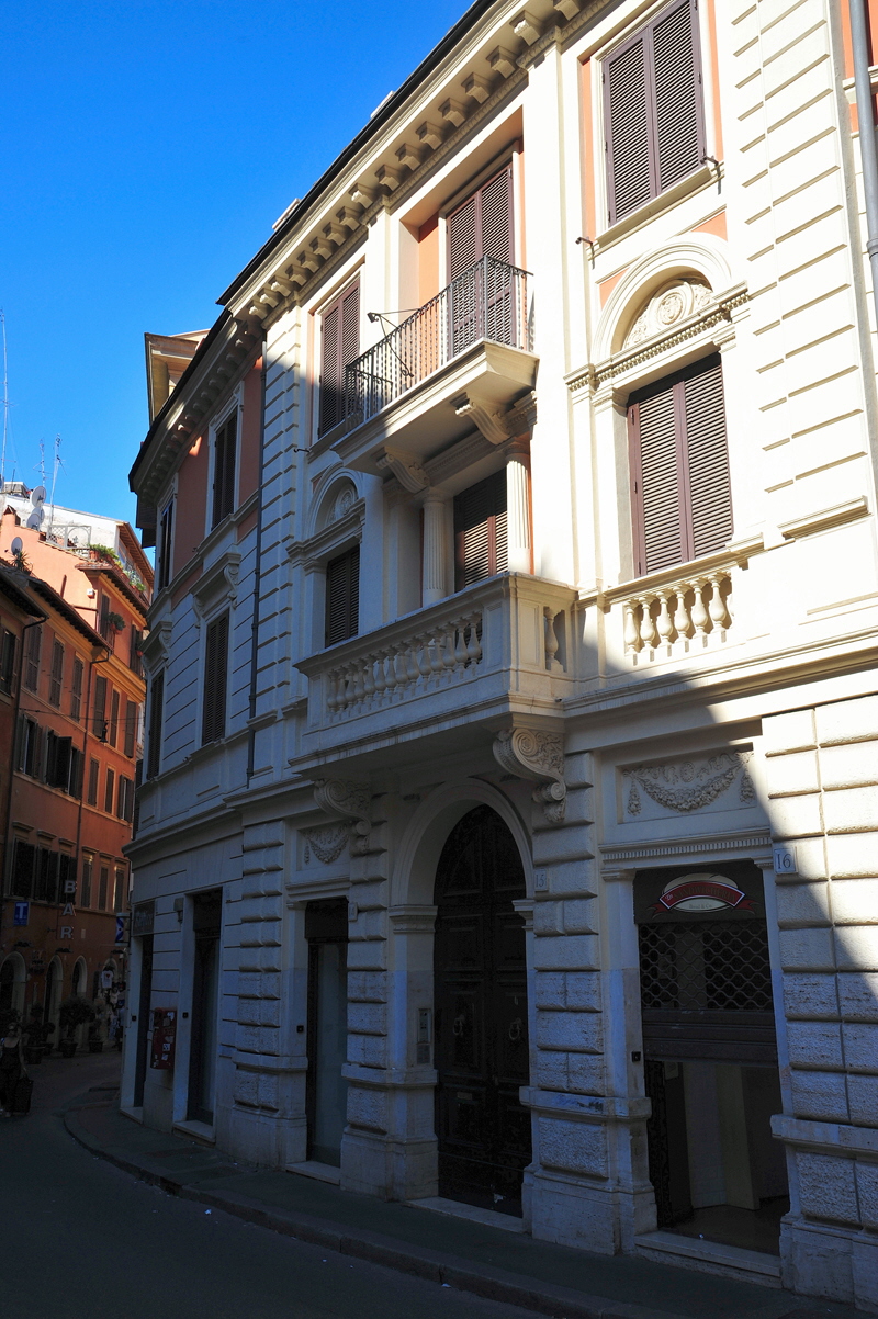 Via_di_S_Andrea_delle_Fratte-Palazzo_al_n_15