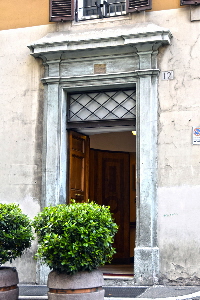 Via_di_S_Maria_in_Via-Palazzo_al_n_12-Portone