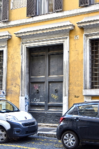 Via_di_S_Maria_in_Via-Palazzo_al_n_7-Portone