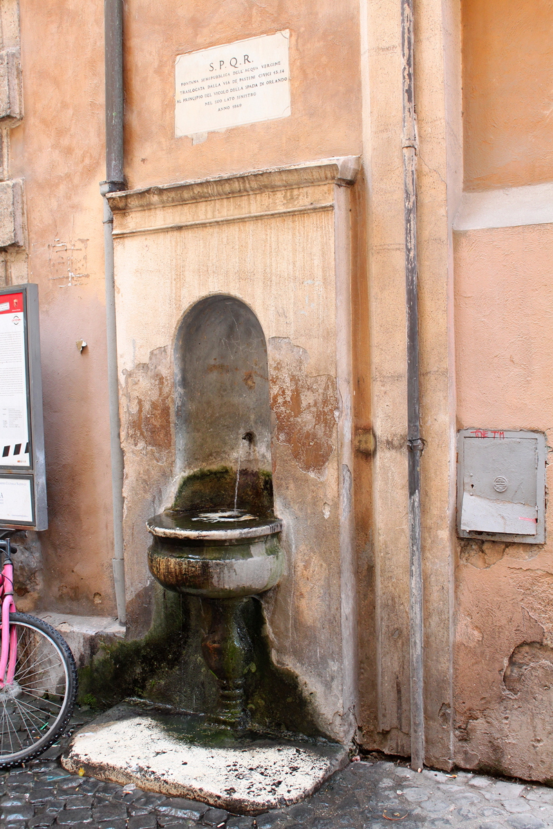 Vicolo_della_Spada_di_Orlando-Fontana (3)