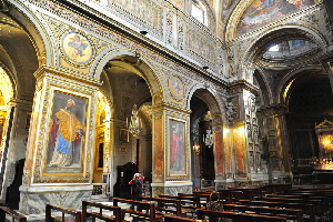 Piazza_Capranica-Chiesa_di_S_Maria_in_Aquiro-Navata_centrale (2)