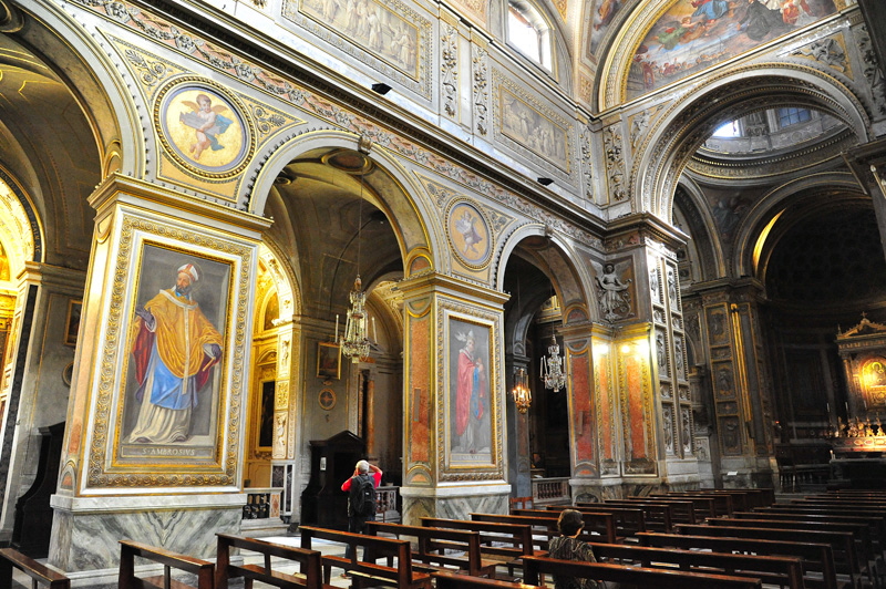 Piazza_Capranica-Chiesa_di_S_Maria_in_Aquiro-Navata_centrale (2)