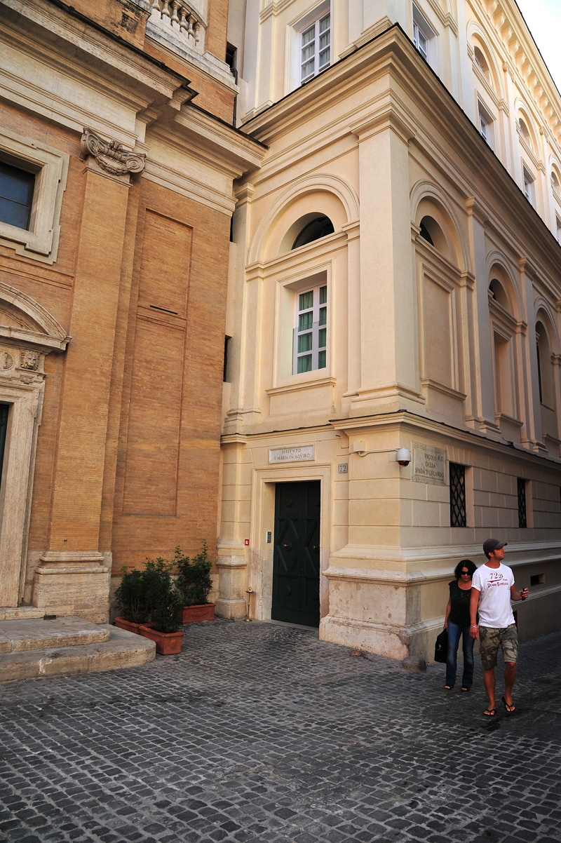 Piazza_Capranica-Ingresso_istituto_S_Maria_in_Aquiro