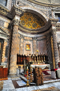 Piazza_della_Rotonda-Pantheon-Altare_principale (3)