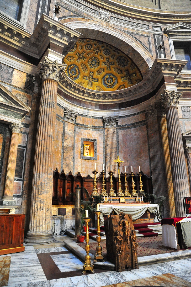 Piazza_della_Rotonda-Pantheon-Altare_principale (3)