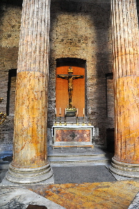 Piazza_della_Rotonda-Pantheon-Cappella_del_Crocifisso-XV_sec