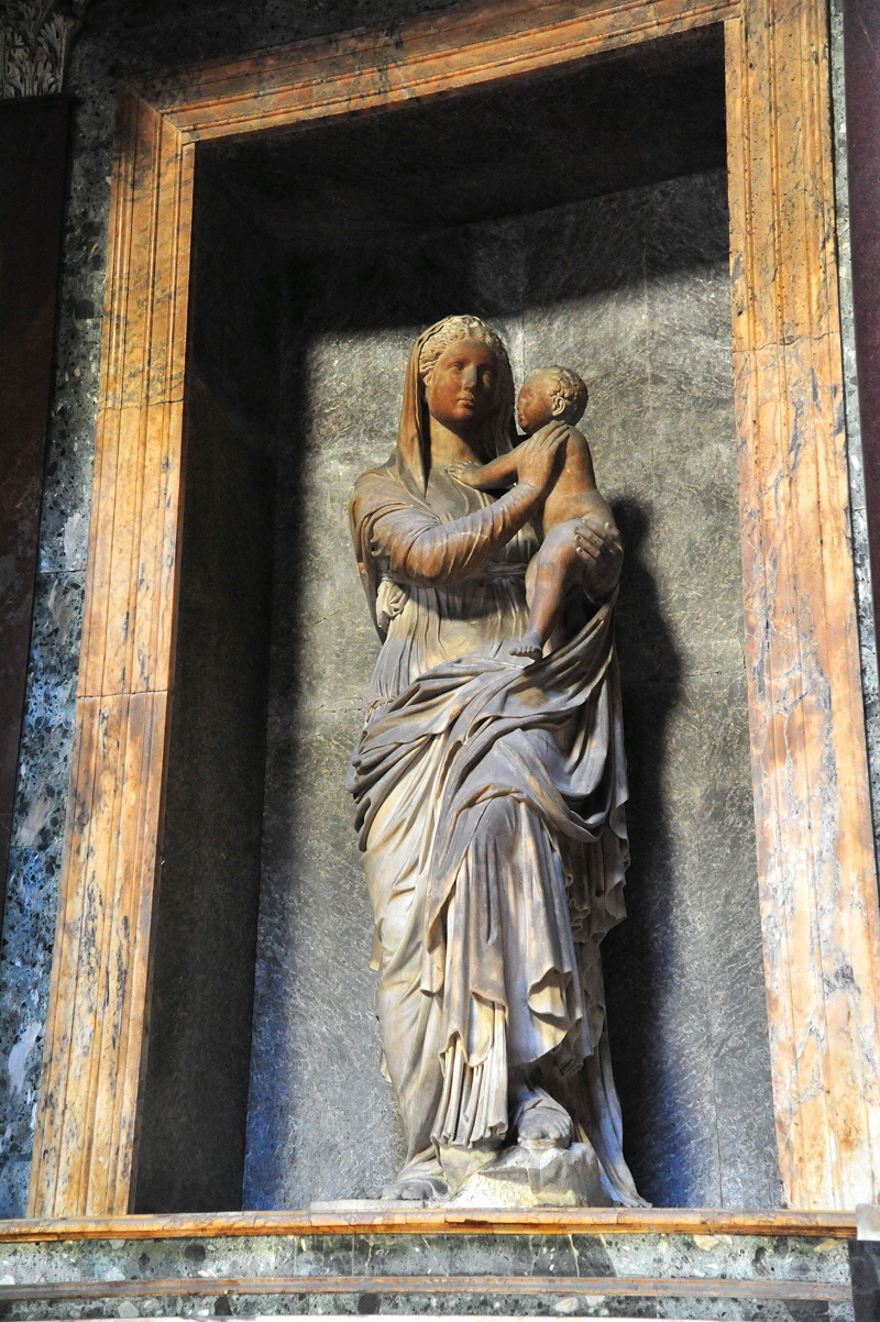 Piazza_della_Rotonda-Pantheon-Edicola_della_Madonna_del_Sasso