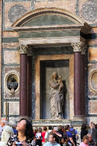 Piazza_della_Rotonda-Pantheon-Edicola_della_Madonna_del_Sasso (2)