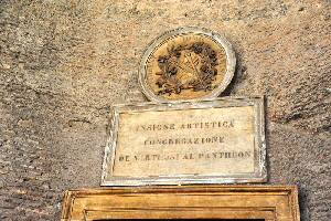 Piazza_della_Rotonda-Pantheon-Emblema_Congregazione_dei_Virtuosi