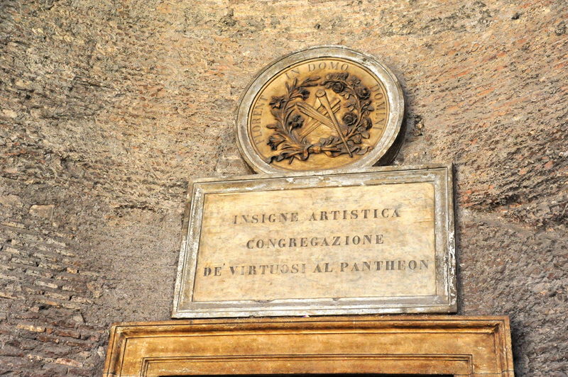Piazza_della_Rotonda-Pantheon-Emblema_Congregazione_dei_Virtuosi