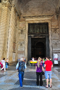 Piazza_della_Rotonda-Pantheon-Ingresso