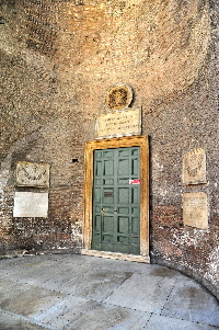 Piazza_della_Rotonda-Pantheon-Ingresso_scale