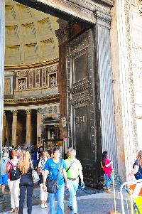 Piazza_della_Rotonda-Pantheon-Porte_di_Bronzo