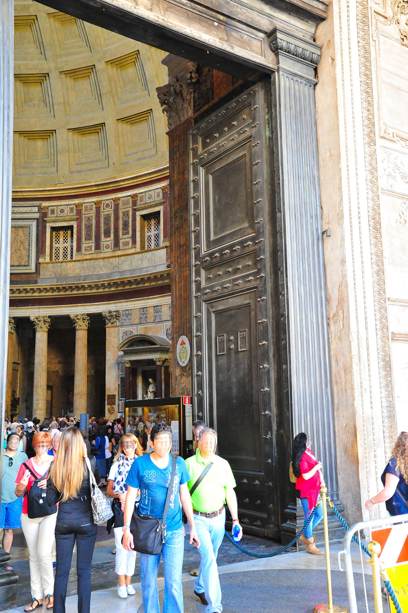 Piazza_della_Rotonda-Pantheon-Porte_di_Bronzo