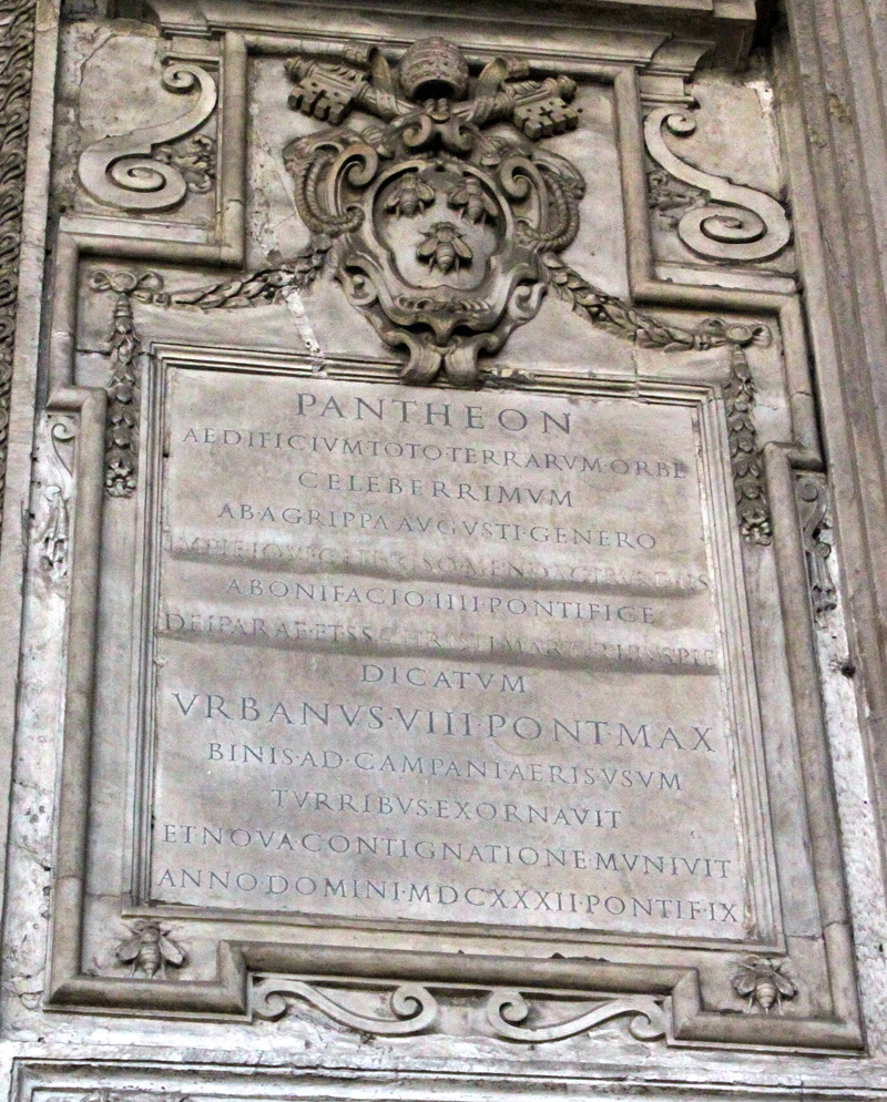 Piazza_della_Rotonda-Pantheon-Pronao-Lapide_di_Urbano_VIII-1632 (3)