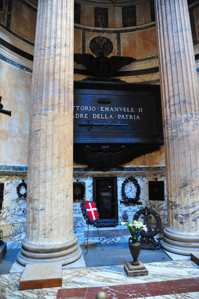 Piazza_della_Rotonda-Pantheon-Tomba_di_Vittorio_Emanuele_II (2)