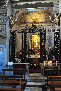 Piazza_di_S_Lorenzo_in_Lucina-Chiesa_omonima-Cappella_della_Immacolata_Concezione (2)