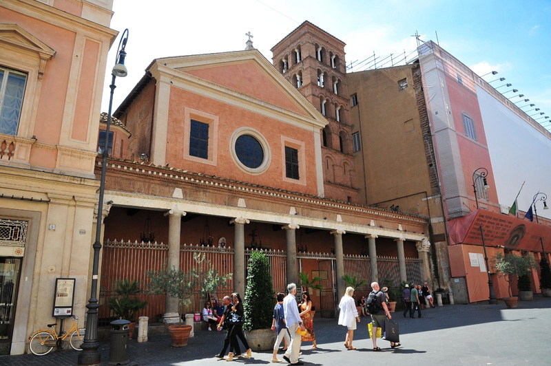 Piazza_di_S_Lorenzo_in_Lucina-Chiesa_omonima-Facciata (3)
