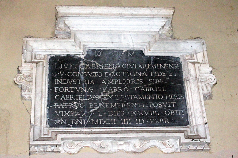 Piazza_di_S_Lorenzo_in_Lucina-Chiesa_omonima-Lapide_di_Livio_Gabrielio-1602