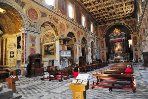Piazza_di_S_Lorenzo_in_Lucina-Chiesa_omonima-Navata_Centrale (4)