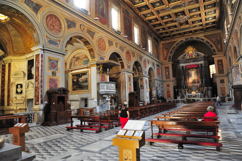 Piazza_di_S_Lorenzo_in_Lucina-Chiesa_omonima-Navata_Centrale (4)