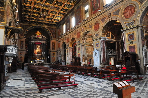 Piazza_di_S_Lorenzo_in_Lucina-Chiesa_omonima-Navata_Centrale (5)