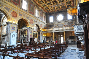 Piazza_di_S_Lorenzo_in_Lucina-Chiesa_omonima-Navata_centrale_verso_la_uscita