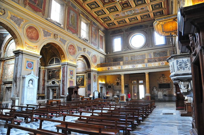 Piazza_di_S_Lorenzo_in_Lucina-Chiesa_omonima-Navata_centrale_verso_la_uscita
