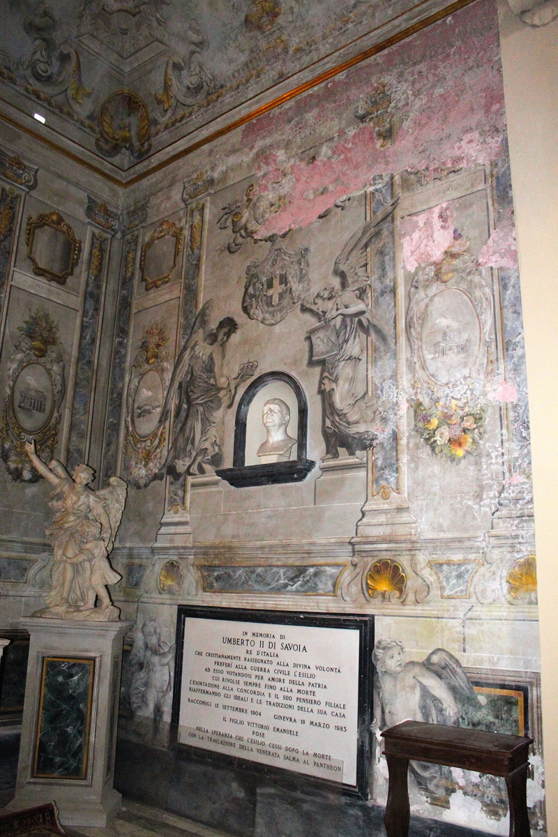 Piazza_di_S_Lorenzo_in_Lucina-Chiesa_omonima-Parete_dedicata_a_Umberto_I_di_Savoia