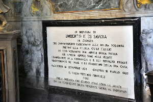 Piazza_di_S_Lorenzo_in_Lucina-Chiesa_omonima-Parete_dedicata_a_Umberto_I_di_Savoia (3)