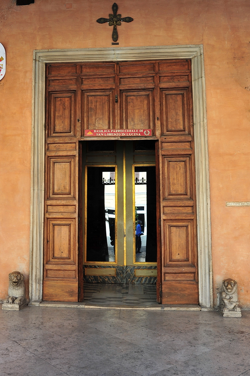 Piazza_di_S_Lorenzo_in_Lucina-Chiesa_omonima-Portico-Ingresso (2)