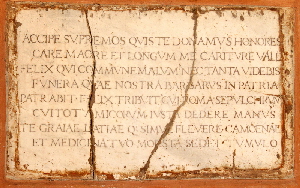 Piazza_di_S_Lorenzo_in_Lucina-Chiesa_omonima-Portico-Lapide