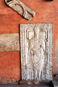 Piazza_di_S_Lorenzo_in_Lucina-Chiesa_omonima-Portico-Lapide (2)