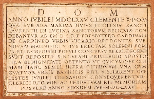 Piazza_di_S_Lorenzo_in_Lucina-Chiesa_omonima-Portico-Lapide_di_Clemente_X-1675