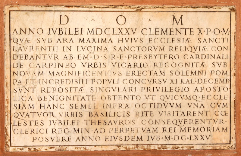 Piazza_di_S_Lorenzo_in_Lucina-Chiesa_omonima-Portico-Lapide_di_Clemente_X-1675