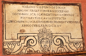 Piazza_di_S_Lorenzo_in_Lucina-Chiesa_omonima-Portico-Lapide_di_Urbano_VIII-1625 (2)